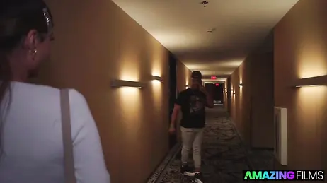 Sie trifft sich mit einem Mann, den sie online kennengelernt hat, in einem Hotel: Was für umwerfende Dessous sie trägt!