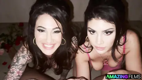 Las conoce de noche en una discoteca y convece a las dos para una mamada