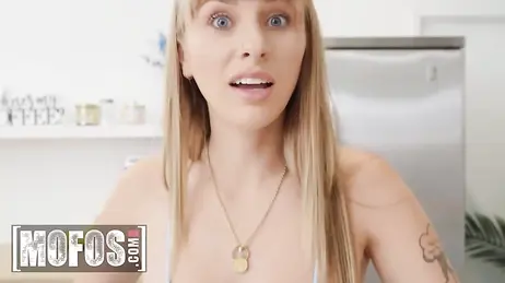De moeder van mijn vriendin bukt zich in de keuken en laat me haar vagina zien: ze draagt geen slipje!