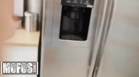 De moeder van mijn vriendin bukt zich in de keuken en laat me haar vagina zien: ze draagt geen slipje!
