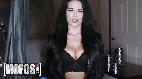 Une brune soumise aux gros seins et tatouée prend du plaisir avec son maître... !!