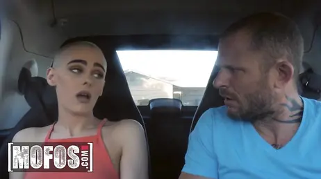 Raccoglie Una Ragazza Con La Testa Rasata Dalla Strada E La Scopa In Modo Terribile
