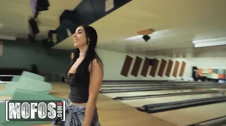 Een bowlingwedstrijd eindigt met een ongelooflijke vrijpartij voor ieders ogen.