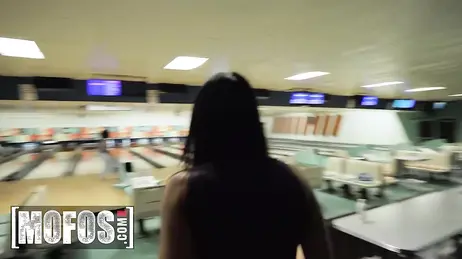 Een bowlingwedstrijd eindigt met een ongelooflijke vrijpartij voor ieders ogen.