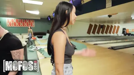 Een bowlingwedstrijd eindigt met een ongelooflijke vrijpartij voor ieders ogen.