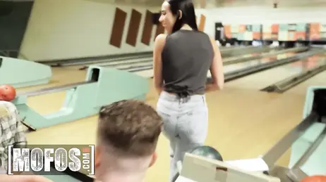 Een bowlingwedstrijd eindigt met een ongelooflijke vrijpartij voor ieders ogen.