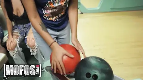 Een bowlingwedstrijd eindigt met een ongelooflijke vrijpartij voor ieders ogen.