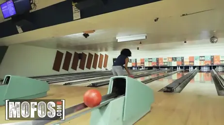 Een bowlingwedstrijd eindigt met een ongelooflijke vrijpartij voor ieders ogen.