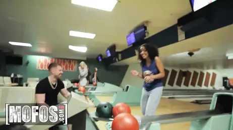 Een bowlingwedstrijd eindigt met een ongelooflijke vrijpartij voor ieders ogen.