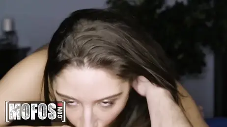 Ihre Freundin zieht an ihren Nippelbändern, während sie ihm einen Blowjob gibt.