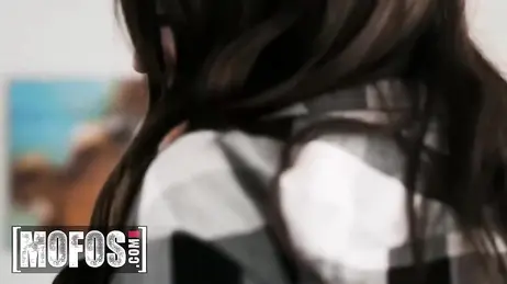 La figlia dei vicini ha un culo fantastico e delle tette incredibili: si sta facendo una scopata da urlo!