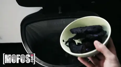 La figlia dei vicini ha un culo fantastico e delle tette incredibili: si sta facendo una scopata da urlo!