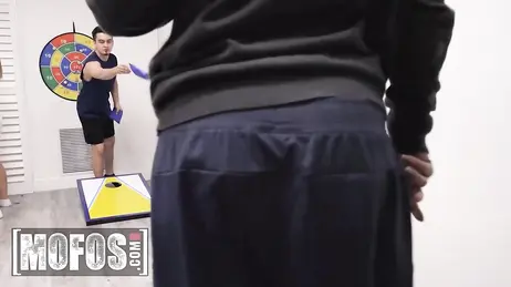 Terwijl haar zus slaapt, berijdt ze de penis van haar vriendje.