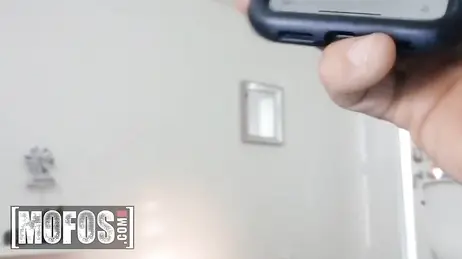 Die kurvige, vollbusige Brünette Melody Foxx steht total auf Analsex.