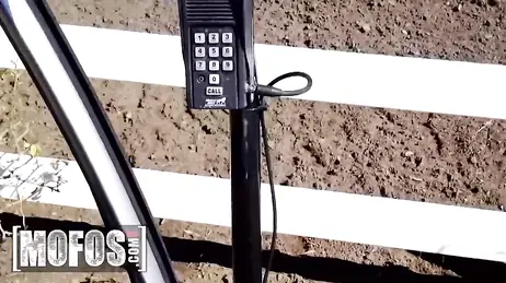 Een getrouwde vrouw met grote borsten heeft seks met haar minnaar thuis... terwijl een drone alles vastlegt!