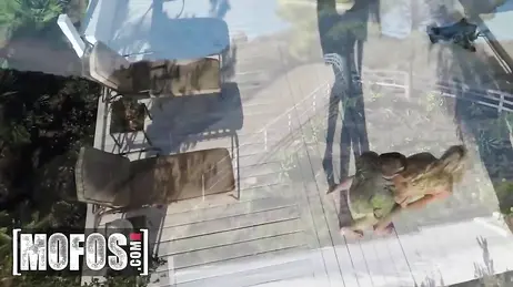 Een getrouwde vrouw met grote borsten heeft seks met haar minnaar thuis... terwijl een drone alles vastlegt!