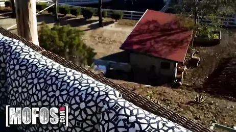 Een getrouwde vrouw met grote borsten heeft seks met haar minnaar thuis... terwijl een drone alles vastlegt!