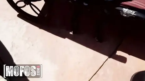 Die Nachbarin erwischt sie beim halbnackten Sonnenbaden und stattet ihr einen Besuch ab...!!