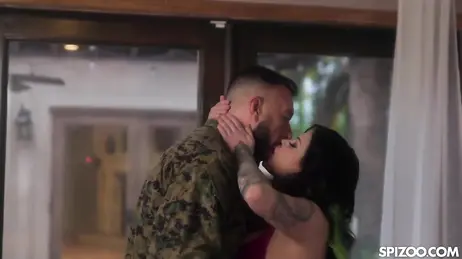 Il suo fidanzato, un militare, è appena tornato a casa dopo mesi di esercitazioni.