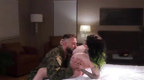 Il suo fidanzato, un militare, è appena tornato a casa dopo mesi di esercitazioni.