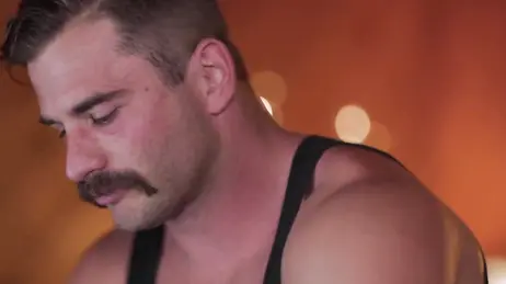 De masseur ziet er homo uit, maar hij geeft haar een ongelooflijke neukpartij...!!