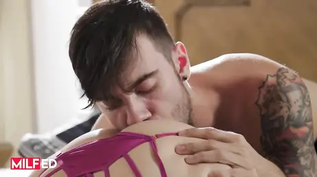 Ich bin allein mit der Mutter meiner Freundin: Was für einen tollen Körper sie hat und was für aufreizende Dessous!