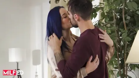 Ich bin allein mit der Mutter meiner Freundin: Was für einen tollen Körper sie hat und was für aufreizende Dessous!