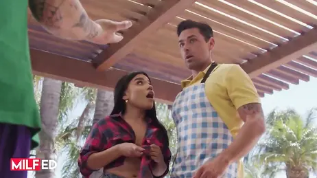 La hermana de mi mejor amigo me echa mano a la polla en medio de una barbacoa