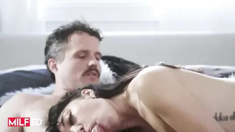 La belle-mère nymphomane séduit le branleur de son beau-fils : quelle baise incroyable elle lui offre !