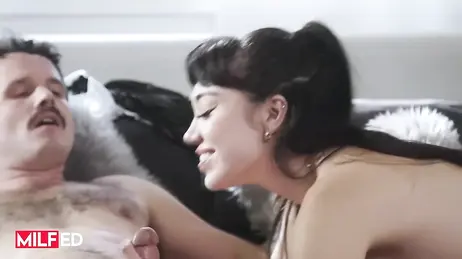 La belle-mère nymphomane séduit le branleur de son beau-fils : quelle baise incroyable elle lui offre !
