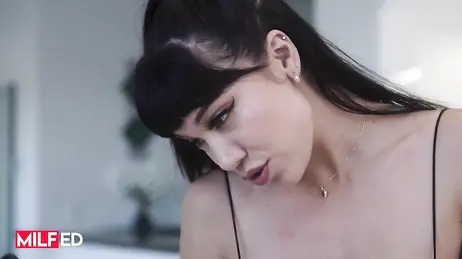 La belle-mère nymphomane séduit le branleur de son beau-fils : quelle baise incroyable elle lui offre !