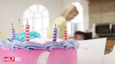 Es mi cumpleaños y la madre de mi novia me deja lamer su coño ... !!