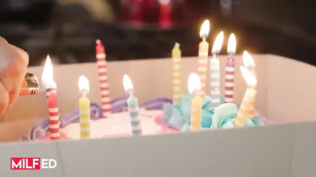 Es mi cumpleaños y la madre de mi novia me deja lamer su coño ... !!