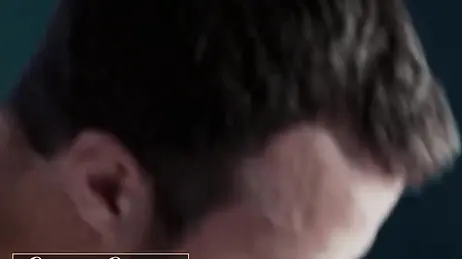 La mattina, quando sono soli, la figliastra viene a prenderlo in camera da letto.