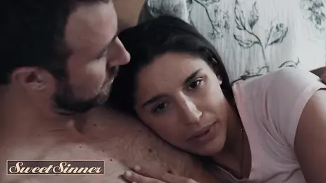 La mattina, quando sono soli, la figliastra viene a prenderlo in camera da letto.