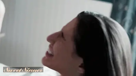 La mattina, quando sono soli, la figliastra viene a prenderlo in camera da letto.