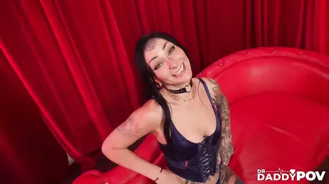 Caliente morena llena de tatuajes follando con un desconocido en un privado