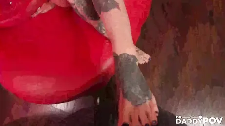 Caliente morena llena de tatuajes follando con un desconocido en un privado