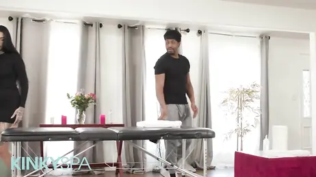 Dès qu'elle voit que le masseur est noir, sa chatte commence à baver...!!