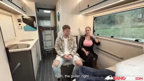 Der arme Hahnrei muss zusehen, wie ein Fremder die Muschi seiner Frau durchbohrt.
