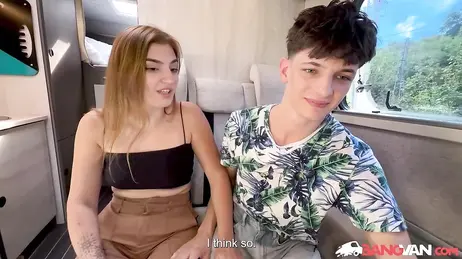 Die Fahrt im Kleinbus mit meiner Schwiegermutter endet mit einem Sexakt vor den Augen meiner armen Freundin...!!