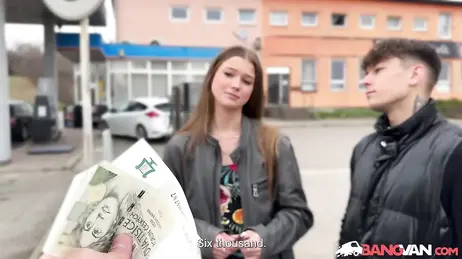 Er bietet einem Fremden Geld dafür, dass dieser mit seiner Freundin, der Hure, schläft.