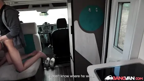 Er bietet einem Fremden Geld dafür, dass dieser mit seiner Freundin, der Hure, schläft.