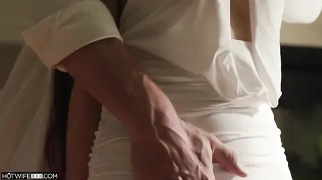 Scopando la sua moglie troia nella vasca da bagno e venendole in bocca