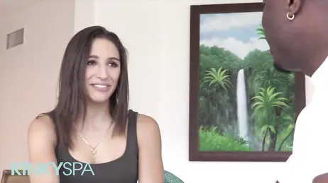 Fitness-Girl genießt eine gute Massage... und den schwarzen Schwanz des Physiotherapeuten!!