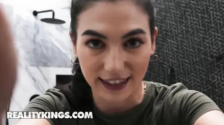 Une fille seule avec son petit ami chez ses parents... elle le baise sans arrêt... !!