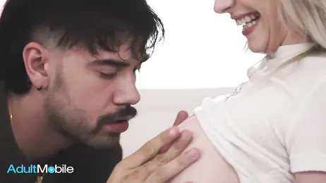Il cunnilingus che le fa il fratellastro è meglio di quello che le fa il suo ragazzo.