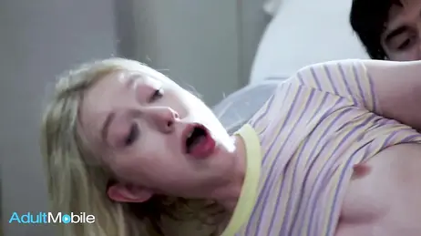 La sua ragazza si sta facendo crescere i peli pubici: si prenderà una bella scopata XXX