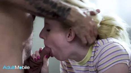 La sua ragazza si sta facendo crescere i peli pubici: si prenderà una bella scopata XXX