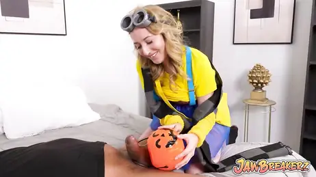 Venia pidiendo caramelos puerta por puerta y termina con la boca llena de lefa